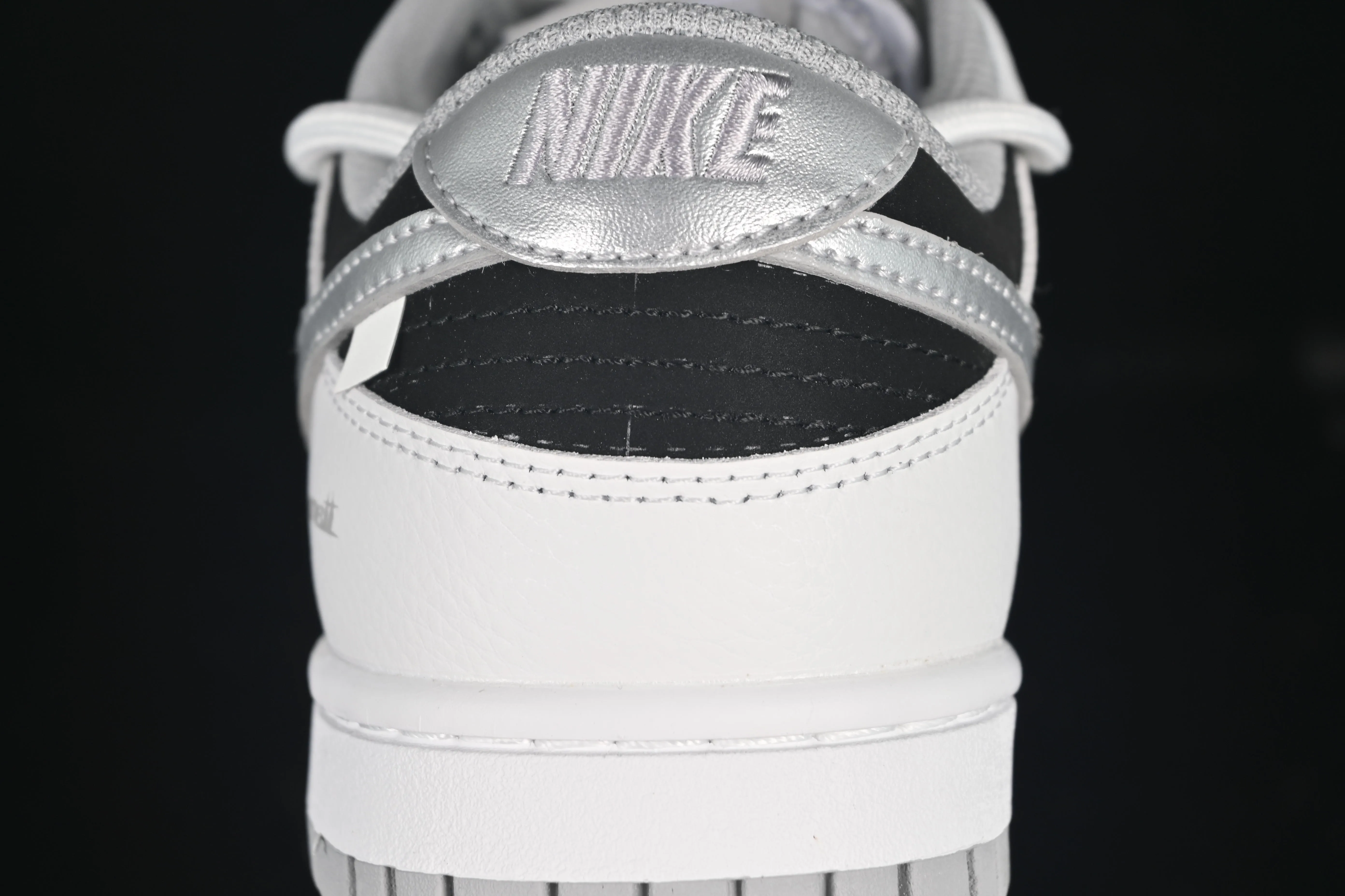 All categories Nk SB Dunk Series Nk SB Dunk Low High-end customized low-top sneakers Nike SB Dunk Low "Just Do it" Strap black and silver Anniversary high-end customized low-top casual sneakers WS0414-025